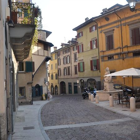 Casa Vacanza Fontana Del Delfino Bergamo Esterno foto