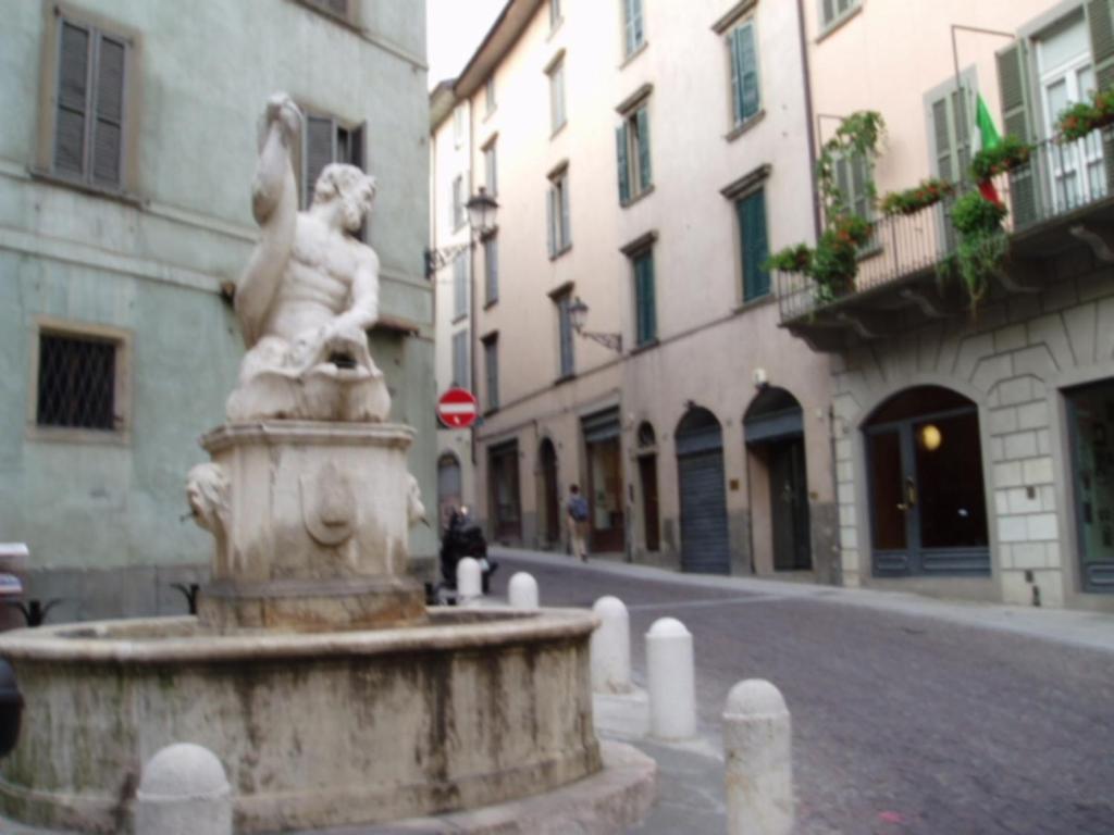 Casa Vacanza Fontana Del Delfino Bergamo Camera foto