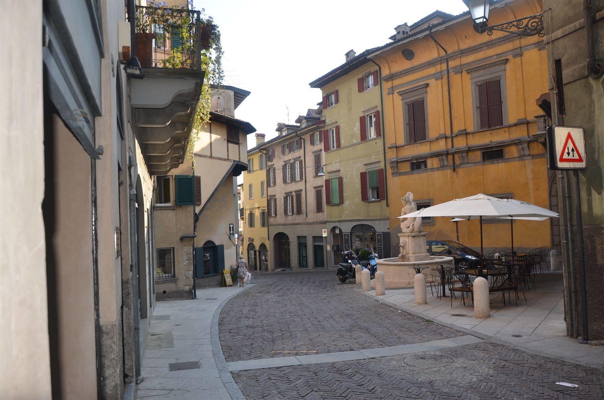 Casa Vacanza Fontana Del Delfino Bergamo Esterno foto